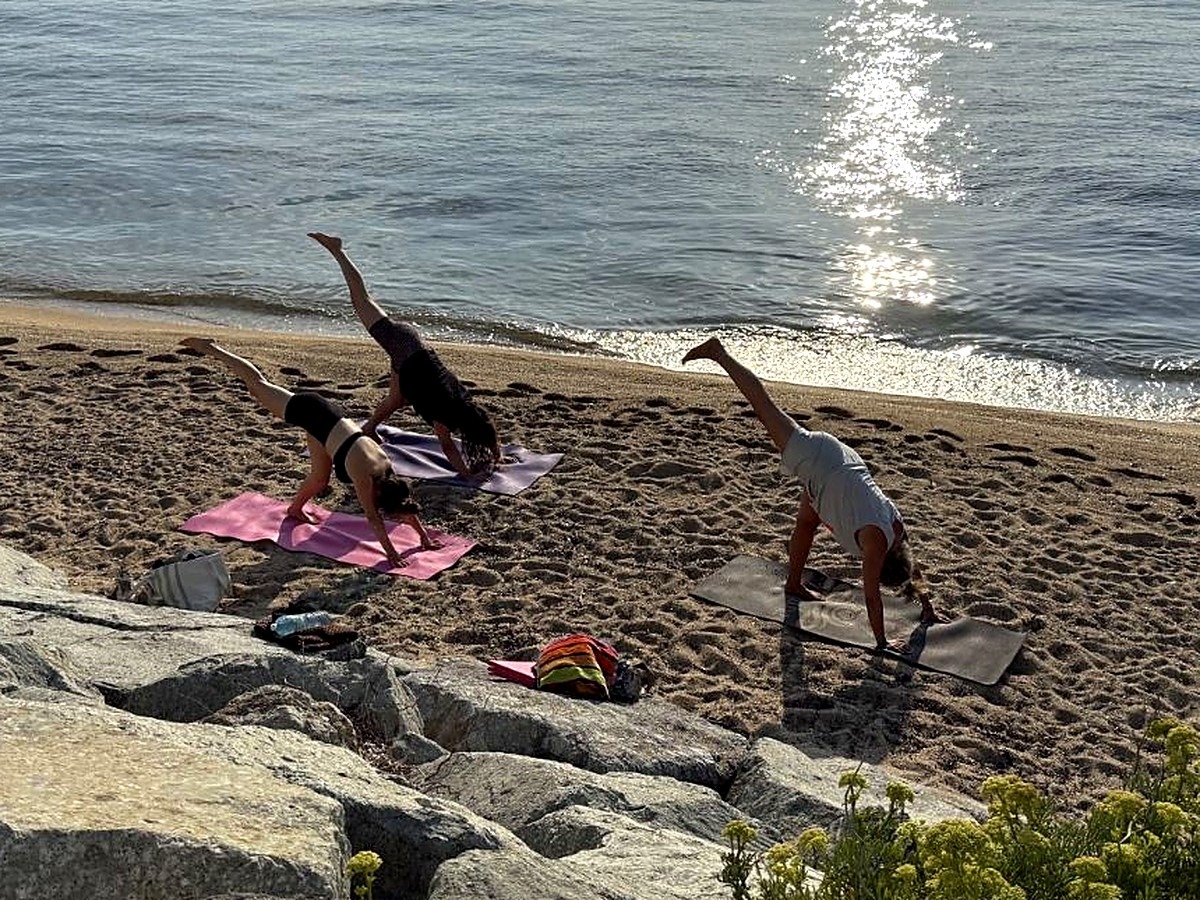 Séance de yoga sur la plage, golfe de Saint-Tropez